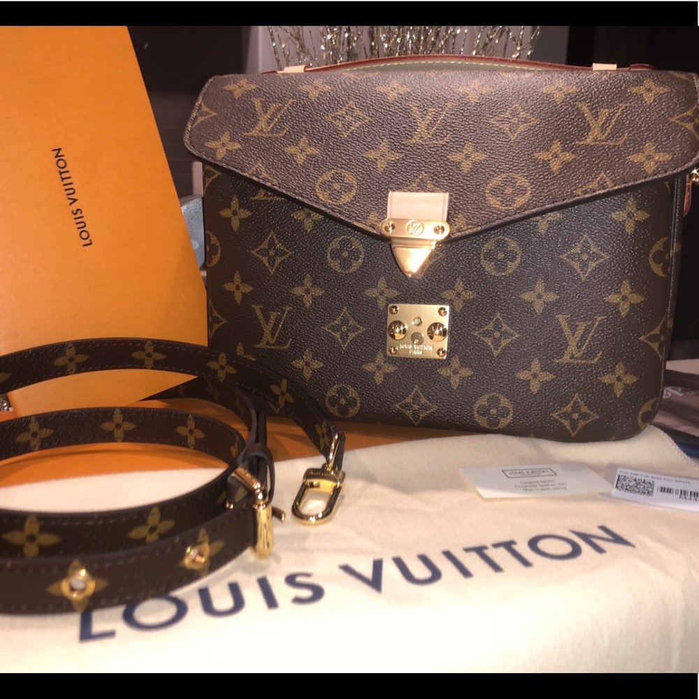 **SOLD!!!! Authentic Louis Vuitton Pochette Metis